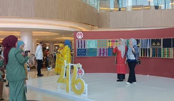 Suasana Booth di HUT Dekranas di TSM Kota Makassar (Dok: Sinta KabarMakassar).