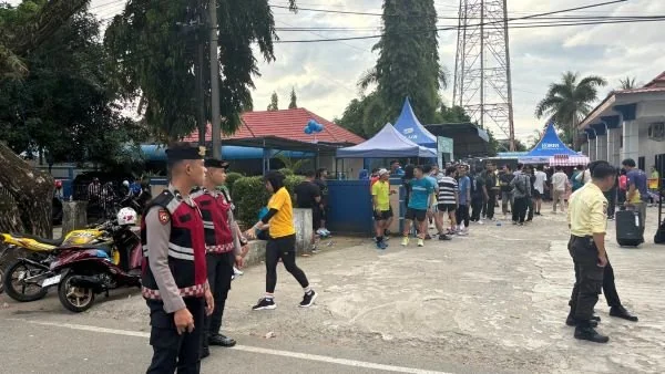 Anggota Polres Sinjai melakukan pengamanan rute yang dilalui peserta fun run (Dok : ist).