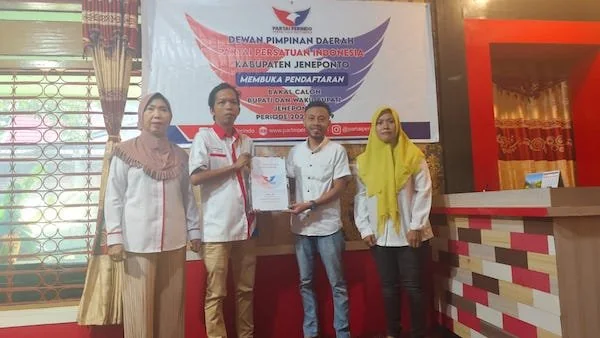 Nawir Mansur selaku Tenaga ahli tim pemenangan MSP saat mengambil formulir ditangan Sekretaris Partai Perindo, Erwin M dan disaksikan pengurus lainnya.