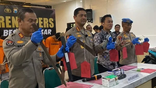 Kapolrestabes Makassar, Kombes Pol Arya Perdana saat memberi keterangan resmi aksi kriminal geng motor (Dok: Atri KabarMakassar).