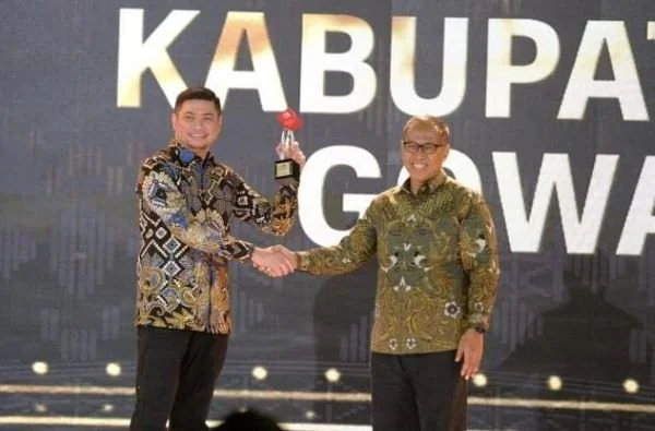 Bupati Gowa, Adnan Purichta Ichsan menerima penghargaan di Hotel Claro Makassar, Kamis (21/3).