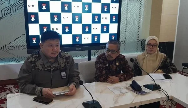 Plh Direktur Pembinaan Peran Serta Masyarakat KPK RI, Friesmont Wongso dan Asisten Pemerintahan dan Kesejahteraan Sekretariat Daerah Pemerintah Provinsi Sulsel, Muhammad Rasyid di Kantor Gubernur Sulsel (Dok: Nofi KabarMakassar).