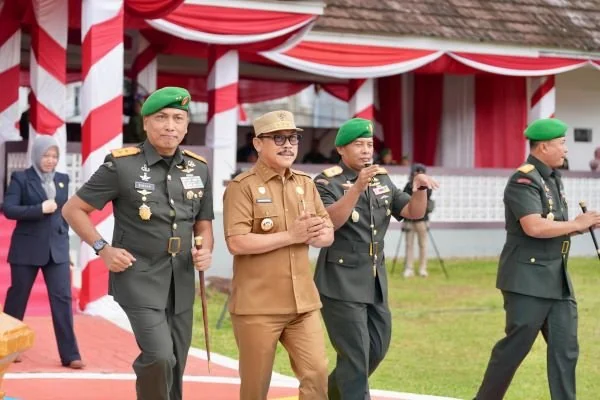 Gubernur Sulbar saat menghadiri peringatan Hari Juang TNI Angkatan Darat di lapangan Ahmad Kirang Mamuju (dok:ist)