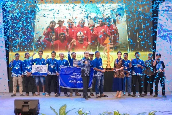 Wamenpar RI dan Gubernur Sulbar saat menyerahkan hadiah kepada  Juara Umum Sandeq Silumba (Dok: ist).