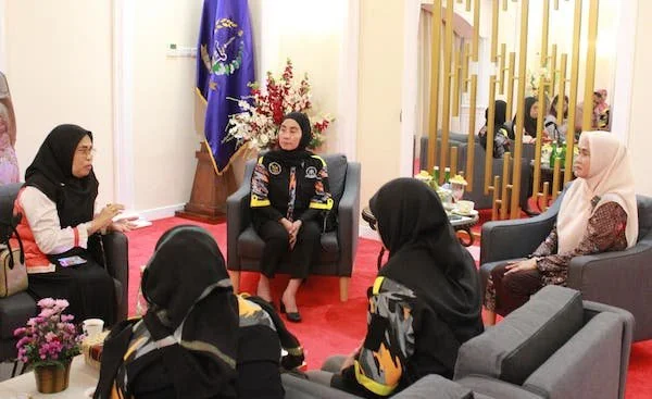 Pj Ketua TP PKK Sulsel, Ninuk Triyanti Zudan dan Kepala DP3A-Dalduk KB Sulsel, Andi Mirna saat menerima LSM GMBI (Dok: INT)