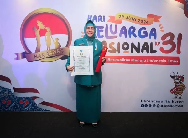 Ketua TP PKK Kota Makassar, Indira Yusuf Ismail dalam menerima penghargaan bergengsi Manggala Karya Kencana dari Badan Kependudukan dan Keluarga Berencana Nasional (BKKBN), Jumat (28/06) malam (Dok : ist).