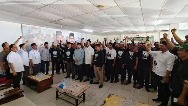 Kandidat bakal Pasangan Calon Bupati dan wakil Bupati, Muhammad Sarif Kr Patta dan Moch Noer Alim Qalby bersama pendukungnya saat melakukan pengukuhan tim. (Ist).