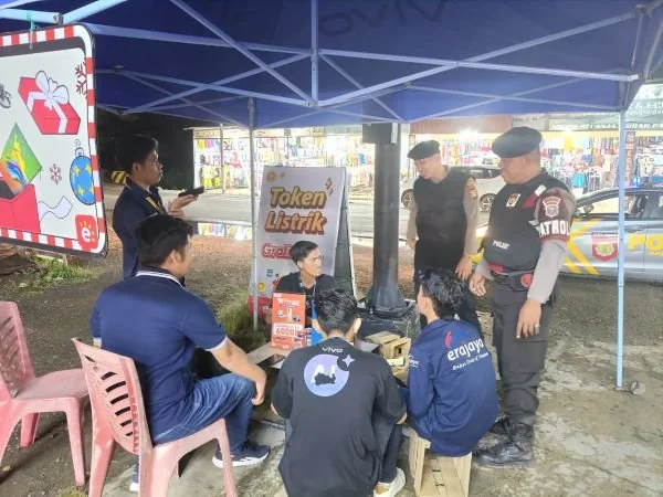 Aiptu Irwan dengan sejumlah personel Polres Jeneponto saat menyasar area pusat keramaian, fasilitas umum, dan pemukiman warga (Dok : Ist).