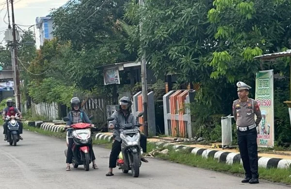 Satuan Lalu Lintas Polres Sinjai  saat  menggelar kegiatan pengaturan lalu lintas pagi.