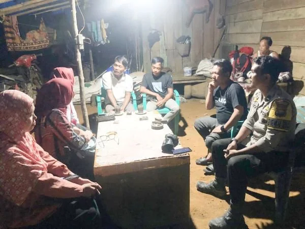 Bhabinkamtibmas Lebani bersama kedua korban saat bertemu pihak Kementrian Sosial RI (Dok : Ist).