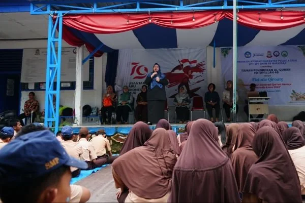 Kanwil Kemenkum Sulsel saat mengedukasi siswa SMPN 48 Makassar (Dok : Ist).