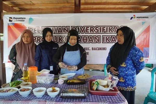 Pelatihan olahan ikan bandeng presto oleh Pertamina Fuel Terminal Parepare. Dok. Ist