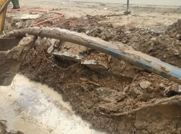 Pemasangan U-Ditch di Jalan Aeropala (Dok: Ist).