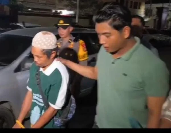 Pelaku saat diamankan pihak kepolisian (Dok : Ist).