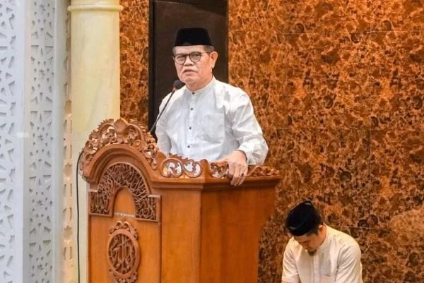 Keluarga besar civitas akademika Universitas Negeri Makassar (UNM) memperingati malam Nuzulul Qur'an atau malam ke 18 Ramadan 1445 Hijriah di Masjid Nurul Ilmi UNM, Rabu 27/3).