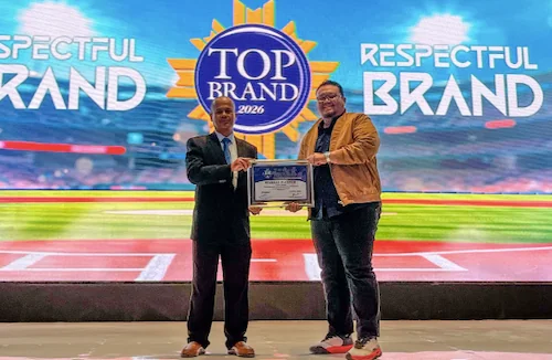Bapak Fakhara Agam selaku Direktur Merchandiser Bumi Wijaya Strategic Holding menerima penghargaan Top Brand 2026 untuk produk Etawaku Platinum dalam kategori Susu Kambing.