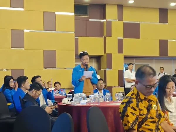 Wakil Ketua DPD Komite Nasional Pemuda Indonesia (KNPI) Kota Makassar, Muhammad Fauzan (Berdiri), (Dok: Sinta KabarMakassar).