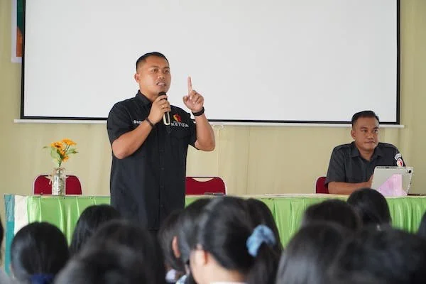 Ketua Bawaslu Torut Brikken Linde Bonting menyampaikan materi dan tanamkan nilai demokrasi bagi siswa baru di SMA Kristen Rantepao, Kab. Toraja Utara, Selasa(14/7/2026).Dok. Ist