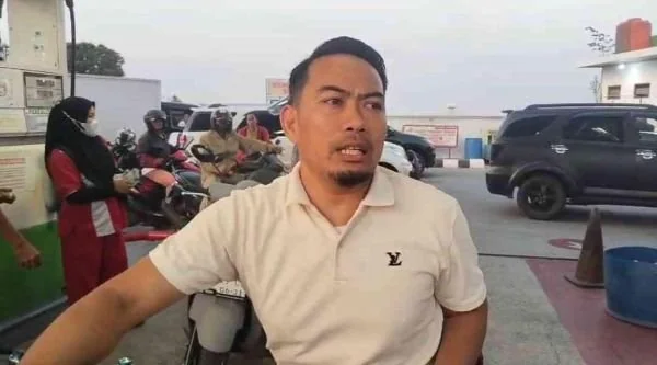 Antrean panjang kendaraan di sejumlah Stasiun Pengisian Bahan Bakar Umum di Kecamatan Pattallassang (Dok: Saleh Sibali KabarMakassar)