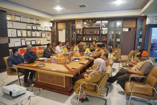 Asisten 3 Kabupaten Jeneponto, Nuzuldin Ngallo saat menerima kunjungan dari PT Karya Mitra Sejati Inco (Karmitech) ( Foto/ist).