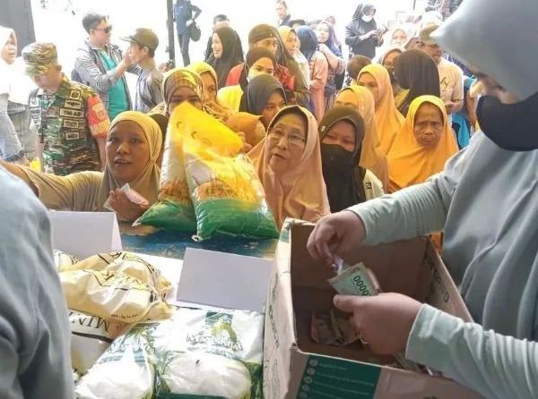 Warga Maros Serbu Bazar Murah Kodim 1422.