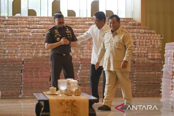 Presiden Prabowo Subianto (kanan) berjalan bersama Jaksa Agung ST Burhanuddin (kiri) menyerahkan menyerahkan secara simbolis kepada Menteri Keuangan Purbaya Yudhi Sadewa saat penyerahan uang pengganti kerugian negara hasil korupsi minyak kelapa sawit (CPO