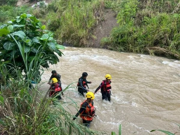 Bupati Bersama Tim SAR gabungan melakukan pencarian di Perbukitan dan Sungai yang diduga titik korban hilang. Dok. Ist