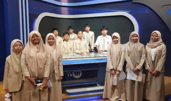 Kunjungian Siswa SMP Bosowa School Makassar di TVRI Sulsel. (Dok: Ist)