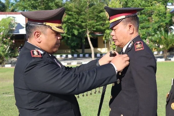 Kapolres Jeneponto, AKBP Haryo Basuki saat menyematkan tanda kehormatan kepada Kasi Humas Polres Jeneponto AKP Kaharuddin. (Ist).