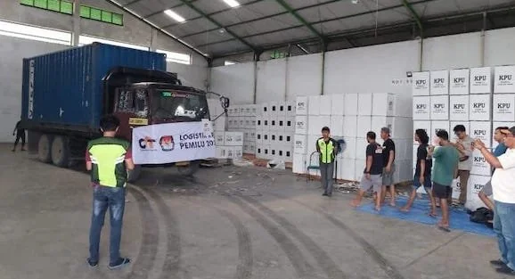 KPU Sulsel mulai mendistribusikan kertas surat suara ke masing-masing KPU Kabupaten/kota Se Sulsel. Foto IST