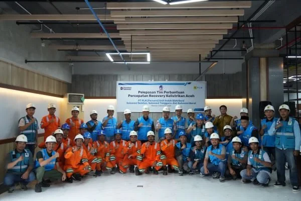 Foto bersama Tim Perbantuan Percepatan Recovery Kelistrikan Aceh yang akan diterjunkan untuk membantu pemulihan listrik. (Dok: Ist)