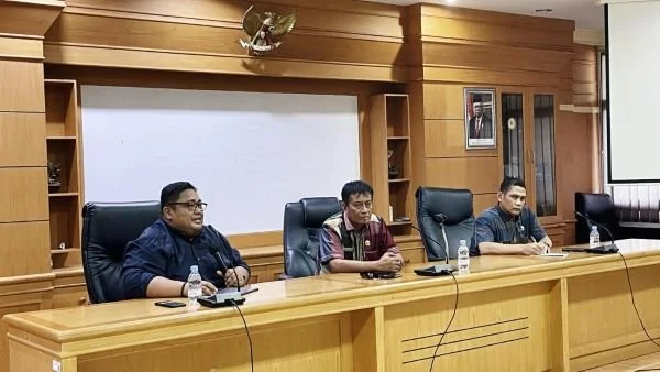 Muhammad Subhan Kordiv Penanganan Pelanggaran, Data dan Informasi Bawaslu Sulbar saat berada di kantor regional IV BKN Makassar (Dok : Ist).