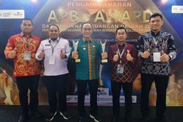 Pj Gubernur Sulsel, Prof Zudan Arif Fakrulloh dan Kepala Badan Keuangan dan Aset Daerah Sulsel, Salehuddin saat menerima penghargaan APBD Award (Dok: Ist)