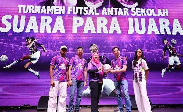 Group Head Youth Segment XLSMART Azher Javid, Regional Grup Head Jabodetabek XLSMART Rd Sofia Purbayanti dan Chief Marketing Officer XLSMART Alfons Bosch Sansa pada konferensi pers Road to Grand Final AXIS Nation Cup 2025 (Dok: Ist)