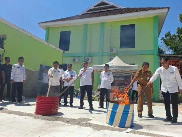Pemusnahan ribuan kartu nikah oleh Kemenag Maros (Dok : Ist).