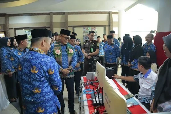 Pj Gubernur Sulsel, Prof.Zidan Arief bersama Pj.Bupati Jeneponto, Dr. Reza Faisal saat disambut Kepala Dinas Dukcapil Jeneponto, Mustaufiq dalam acara peluncuran Inovasi Garuda Rewata 2025 di Kantor Disdukcapil. (Foto/ist).