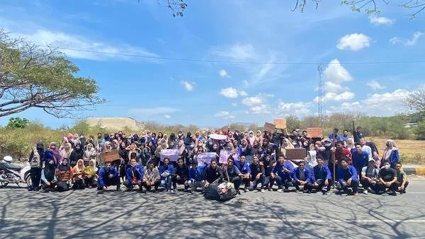 Organisasi Mahasiswa INTI Turatea berswafoto usai menggelar Aksi Gotong Royong di Jl. Lingkar. Foto (Ist).