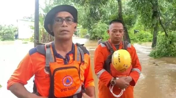 Kepala BPBD Maros, Towadeng di lokasi banjir Kabupaten Maros (Dok : Ist).