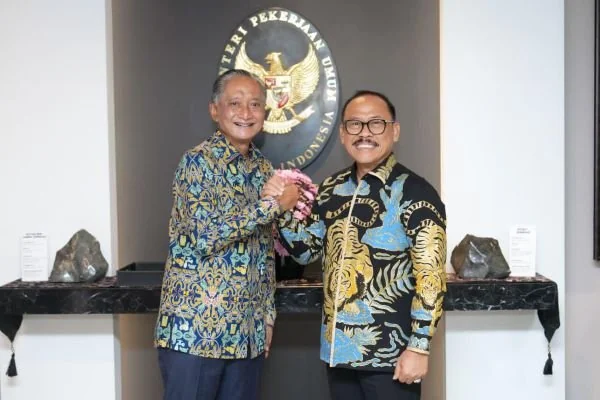 Gubernur Sulbar Suhardi Duka saat bertemu Menteri PU Dody Hanggodo. Dok. Ist