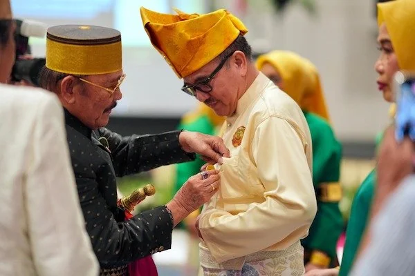 Sekprov Sulsel Jufri Rahman saat menerima pin kehormatan dari Majelis Keturunan To Manurung (dok. Ist)