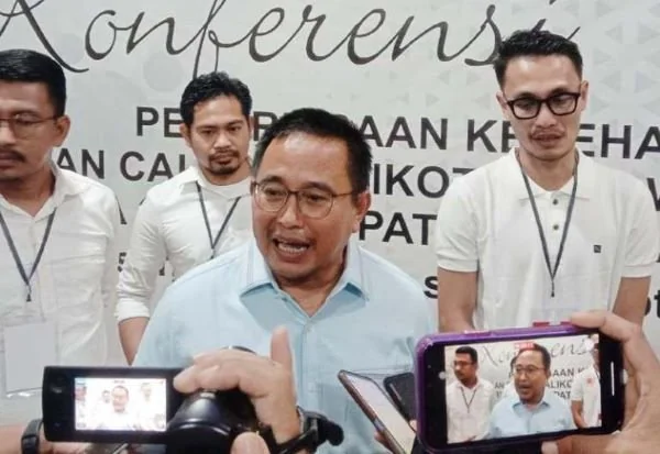 Bakal paslon Bupati Luwu Utara Muhammad Fauzi-Ajie Saputra menyampaikan keterangan pers usai menjalani pemeriksaan kesehatan di RS Unhas (Dok : Ist).