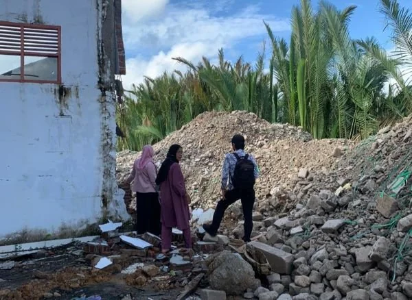 Warga dan LBH Makassar di lokasi proyek Tanggul sungai Tello. (Dok: Ist)