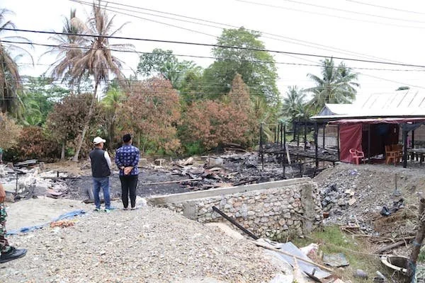Bupati Luwu Timur, Irwan Bachri Syam, turun langsung meninjau lokasi kebakaran yang menghanguskan rumah warga di Desa Maliwowo (dok. Ist)