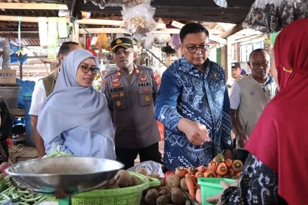 Direktur Pengawasan Penerapan Standar Keamanan dan Mutu Pangan Badan Pangan Nasional, Brigjen Pol Hermawan, didampingi jajaran Polres Jeneponto dan Forkopimda saat meninjau harga pangan di pasar Karisa. (Dok: Ist)