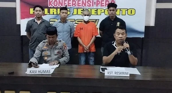 Kasat Reskrim Polres Jeneponto, AKP Supriadi Anwar bersama Kasi Humas, AKP Bakri saat menggelar jumpa pers. Jumat (7/6).