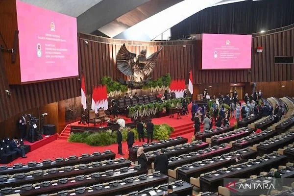 Suasana dalam ruangan gedung Nusantara menjelang pelantikan presiden dan wakil presiden periode 2024-2029 di Kompleks Parlemen, Senayan, Jakarta, Minggu (20/10/2024). Prabowo Subianto dan Gibran Rakabuming Raka akan mengikuti sidang paripurna MPR pengucap