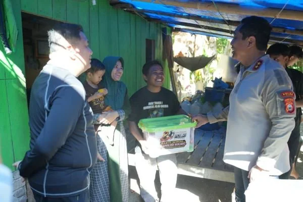 Wali Kota Makassar, Munafri Arifuddin dan Kapolda Sulsel, Djuhandhani Rahardjo Puro saat Menyalurkan Bantuan dalam Kegiatan Bakti Sosial Hari Bhayangkara (Dok: Ist).