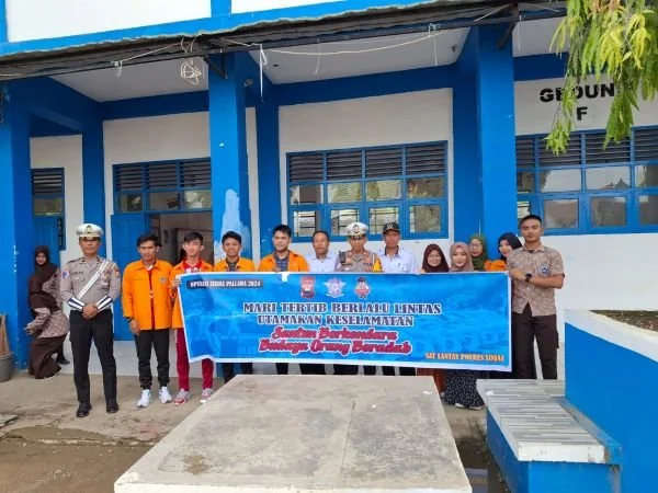 Kasat Lantas Polres sinjai melakukan foto bersama usai sosialisasi tertib berlalu lintas (Dok : Ist).