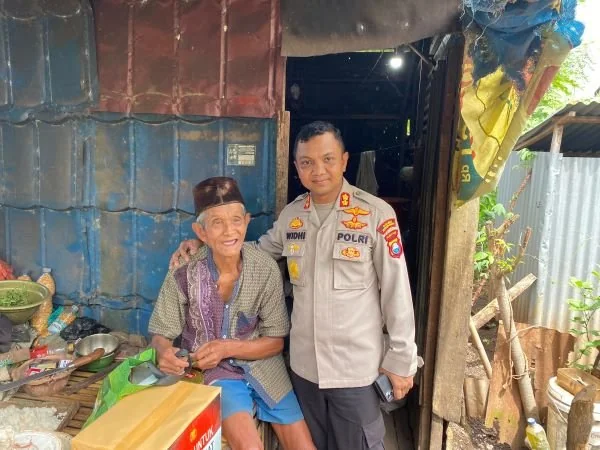 Kapolres Jeneponto saat mengunjungi Jumanai di kediamannya (Dok : Ist).