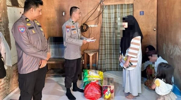Personel Polsek Kota Mamuju saat memberikan bantuan kepada korban (dok:ist)